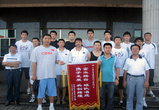 與其他球隊(duì)合影